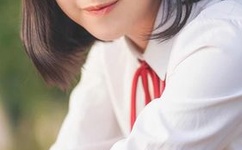 女孩迈开腿让男孩给她打扑克